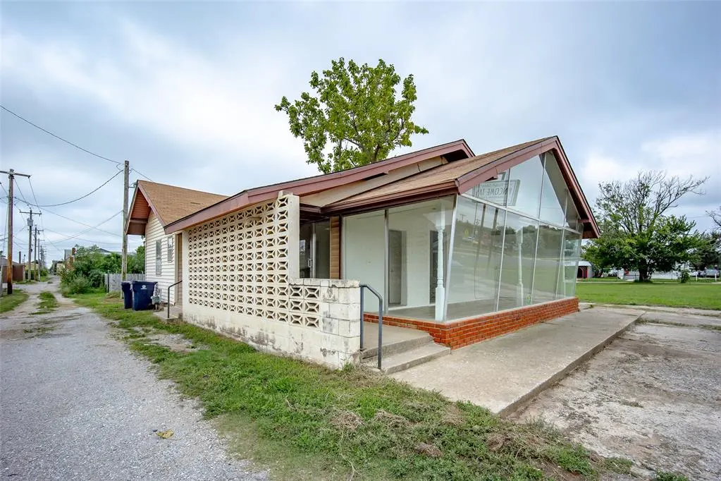 Photo 3 — 230 SW 27th Street, Oklahoma City, OK 73109