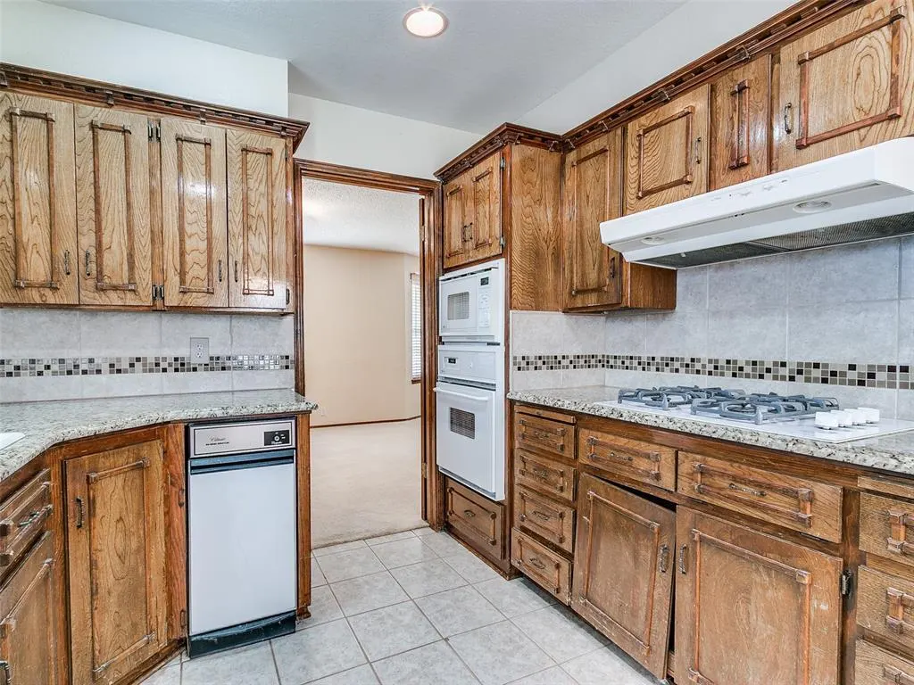 Photo 14 — 6605 WILLOWRIDGE Drive, Oklahoma City, OK 73122