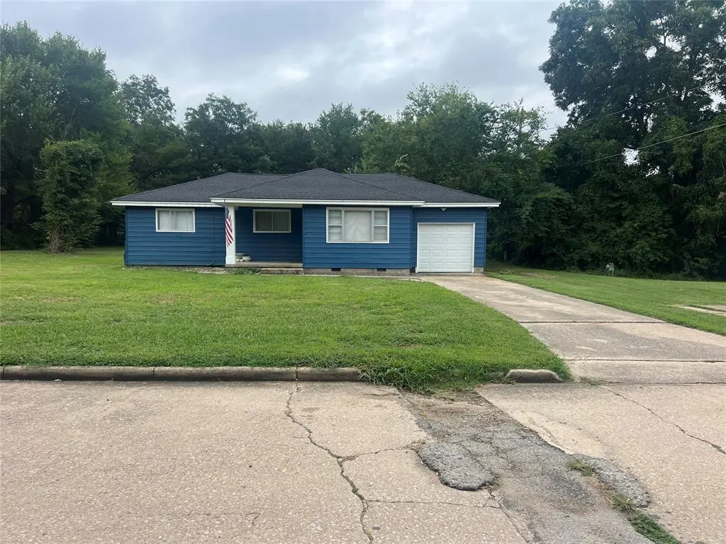 Front exterior — 322 W 6th Street, Wewoka, OK 74884