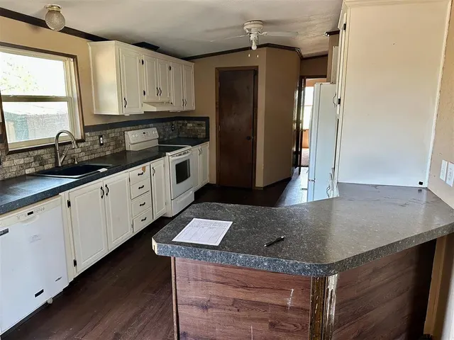 Photo 3 — 321 S Middle Avenue, Cordell, OK 73632