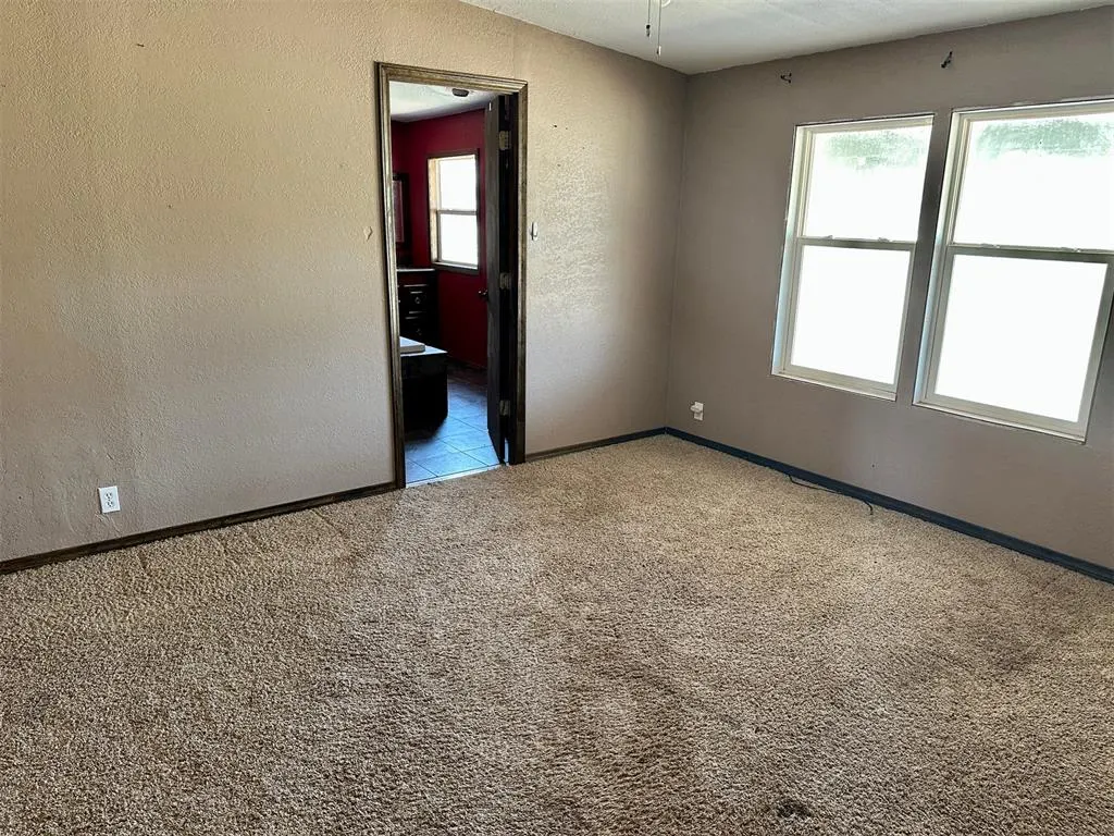 Photo 4 — 321 S Middle Avenue, Cordell, OK 73632
