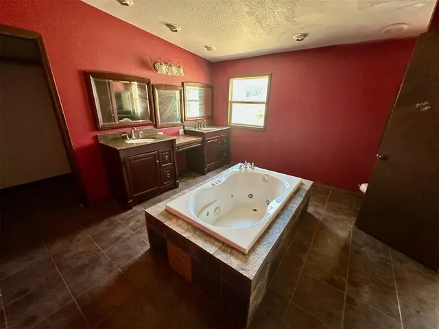 Photo 5 — 321 S Middle Avenue, Cordell, OK 73632