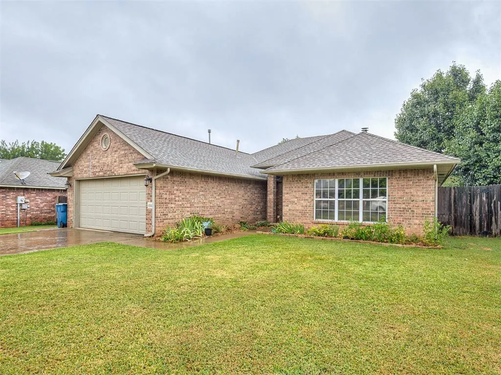 Photo 2 — 1011 Pruett Drive, Edmond, OK 73003
