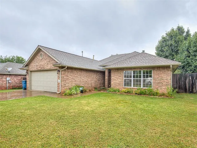 Photo 2 — 1011 Pruett Drive, Edmond, OK 73003