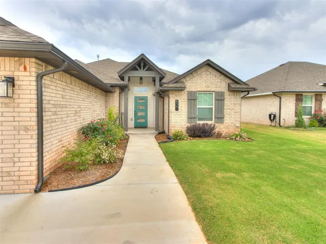 Photo 2 — 527 Hackberry Lane, Washington, OK 73093