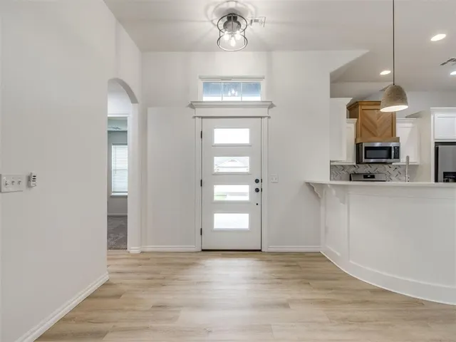Photo 3 — 527 Hackberry Lane, Washington, OK 73093
