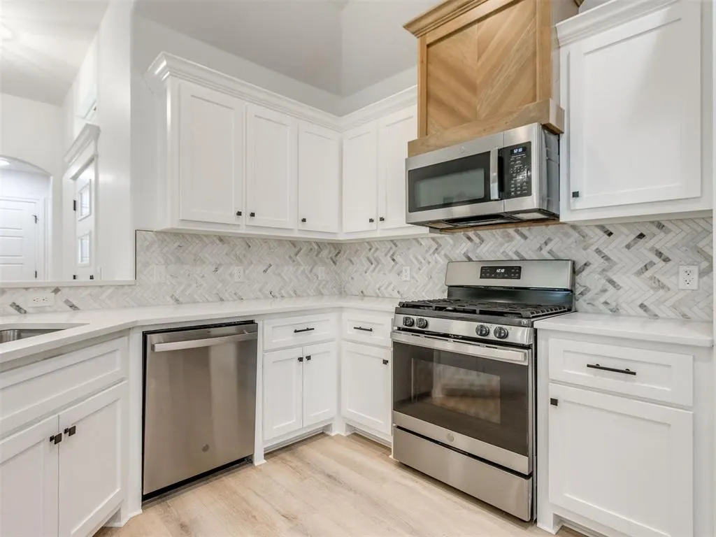 Photo 9 — 527 Hackberry Lane, Washington, OK 73093