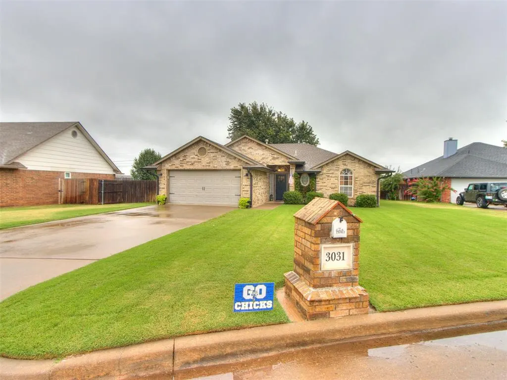 Front exterior — 3031 Heatherwood Drive, Chickasha, OK 73018