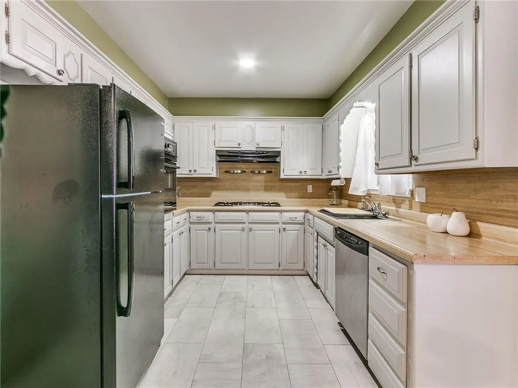 Photo 9 — 325 NE 61st Street, Oklahoma City, OK 73105
