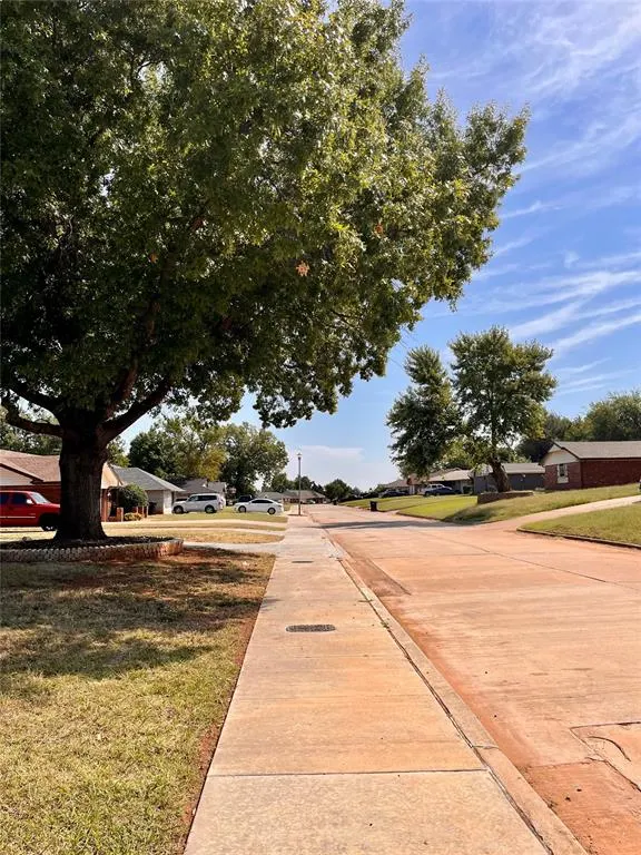 Photo 26 — 325 NE 61st Street, Oklahoma City, OK 73105