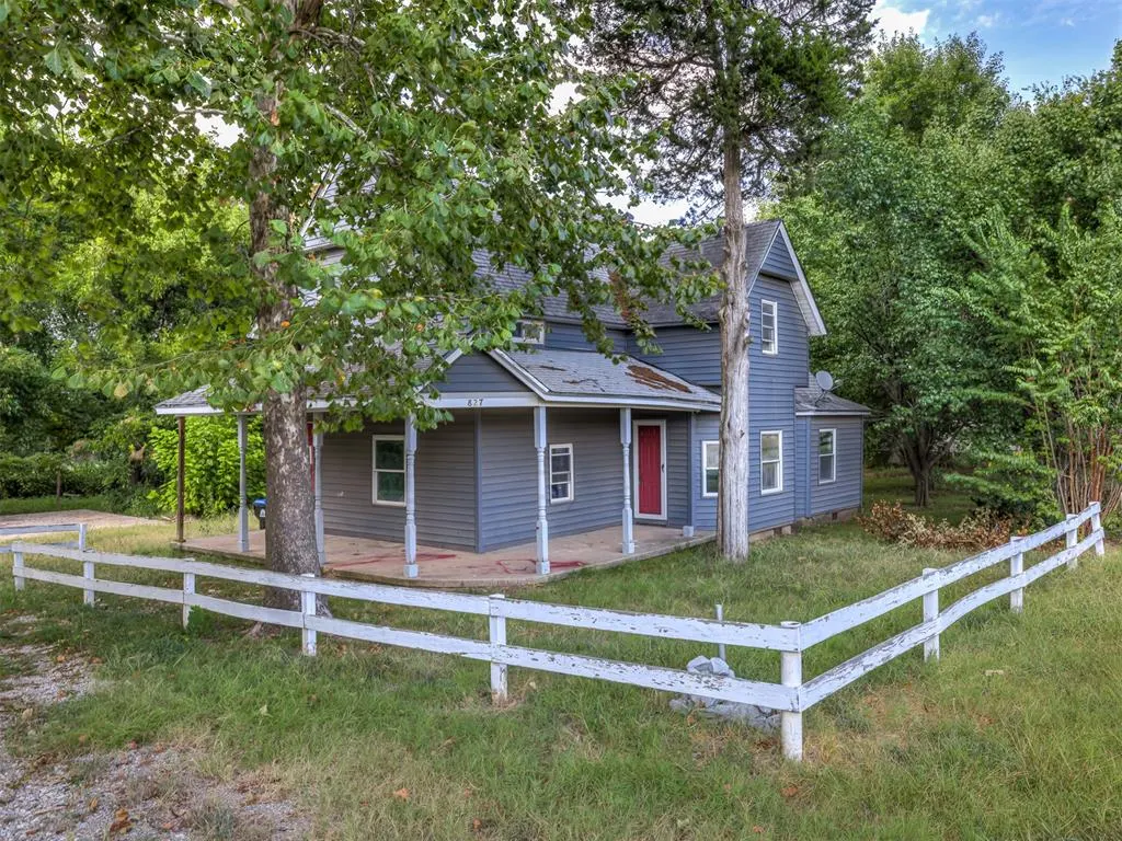 Front exterior — 827 W Bdwy Avenue, McLoud, OK 74851
