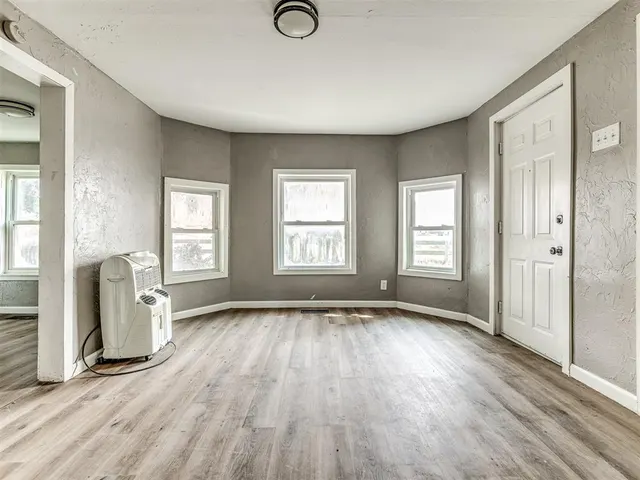 Photo 6 — 827 W Bdwy Avenue, McLoud, OK 74851