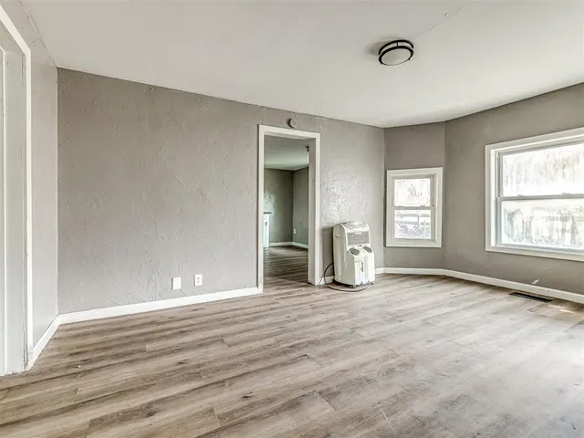 Photo 8 — 827 W Bdwy Avenue, McLoud, OK 74851