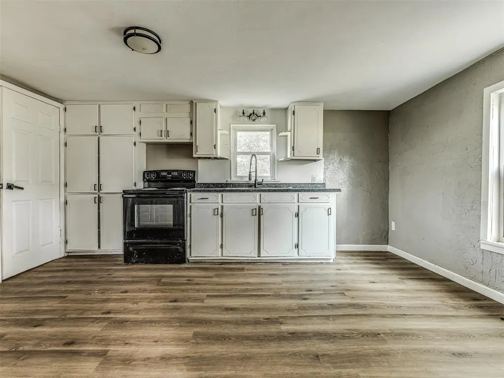 Photo 11 — 827 W Bdwy Avenue, McLoud, OK 74851