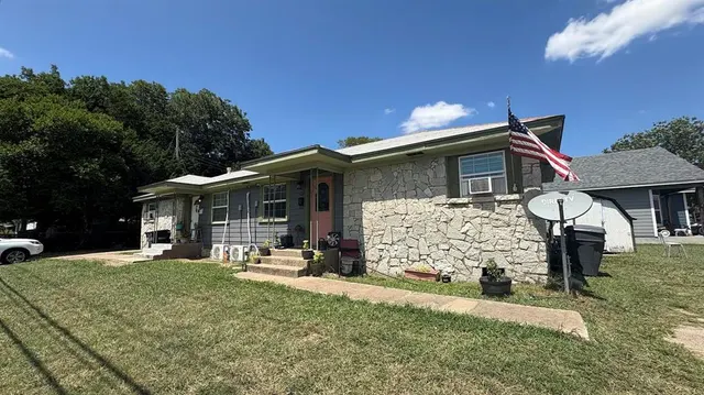 Photo 2 — 101 NW Monroe St NW Street 101, Ardmore, OK 73401