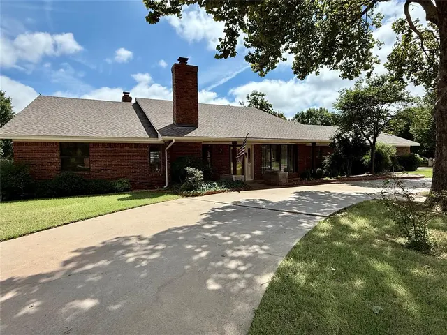Photo 2 — 321 Red Fork, Clinton, OK 73601