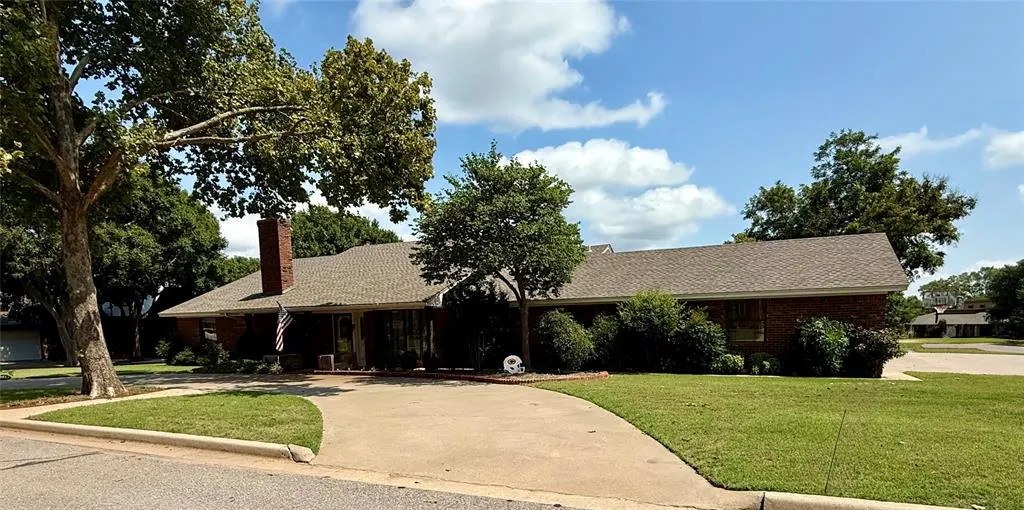 Photo 3 — 321 Red Fork, Clinton, OK 73601