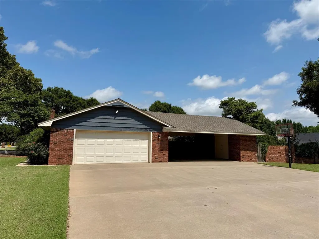 Photo 4 — 321 Red Fork, Clinton, OK 73601