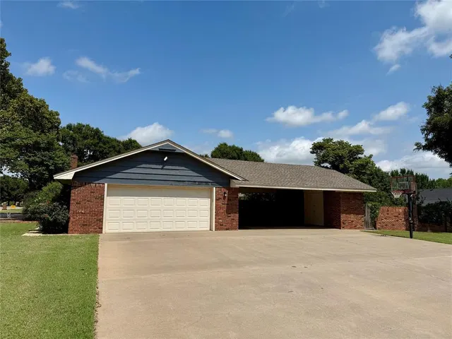 Photo 4 — 321 Red Fork, Clinton, OK 73601