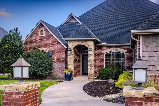 Photo 2 — 2111 Saber Lane, Weatherford, OK 73096