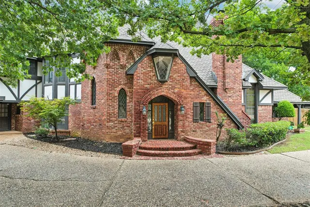 Front exterior — 2821 Castlewood Drive, Norman, OK 73072