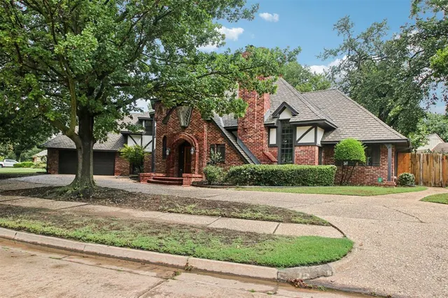 Photo 2 — 2821 Castlewood Drive, Norman, OK 73072