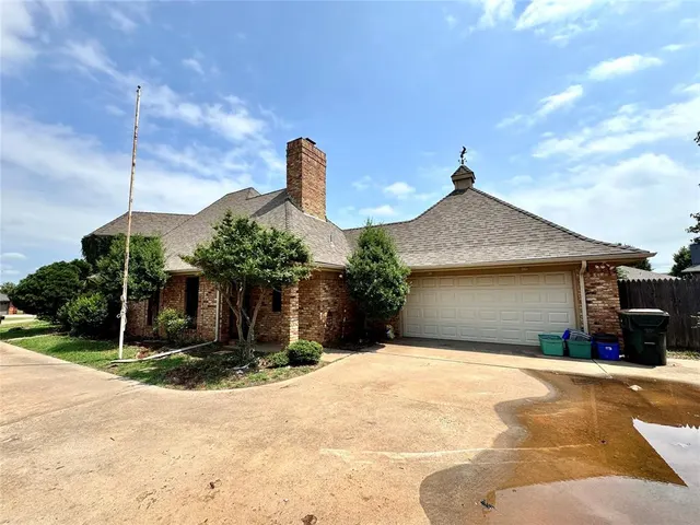Photo 4 — 402 Flanders Drive, Chickasha, OK 73018