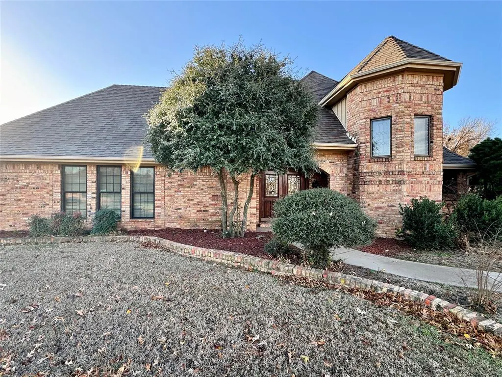Photo 2 — 402 Flanders Drive, Chickasha, OK 73018