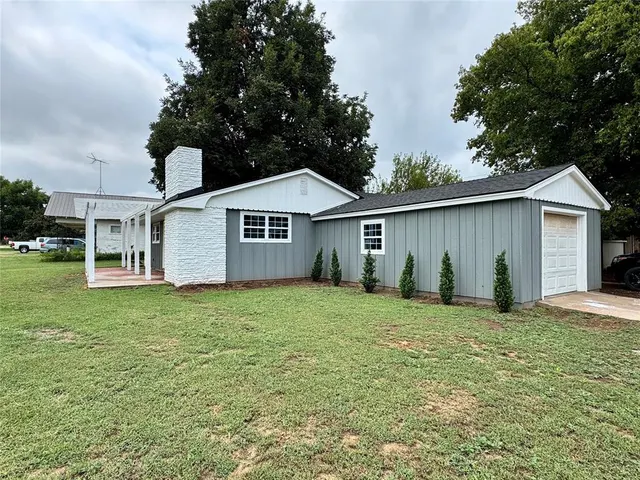 Photo 2 — 2002 S 20th Street, Chickasha, OK 73018