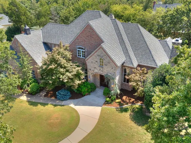 Photo 4 — 3820 Old Forest Lane, Oklahoma City, OK 73131