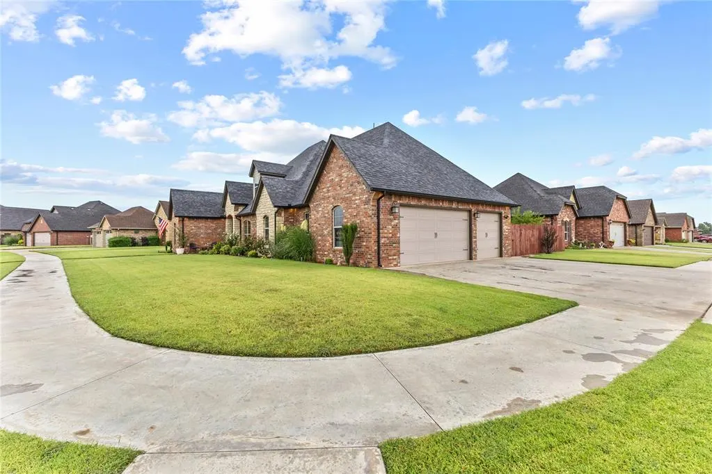 Photo 2 — 1300 Crimson Drive, Weatherford, OK 73096