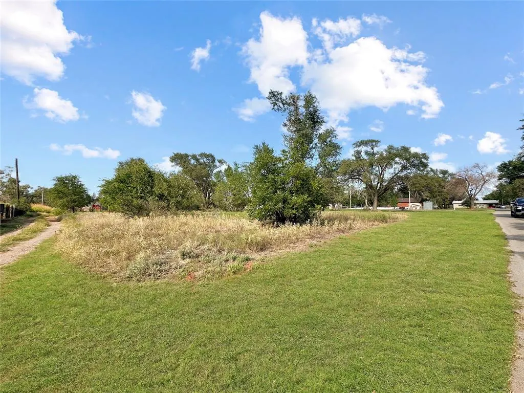 Photo 4 — 705 E Leverett Avenue, Sayre, OK 73662
