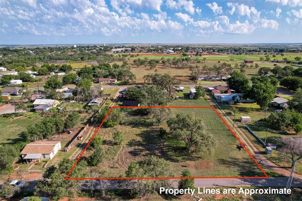 Front exterior — 705 E Leverett Avenue, Sayre, OK 73662