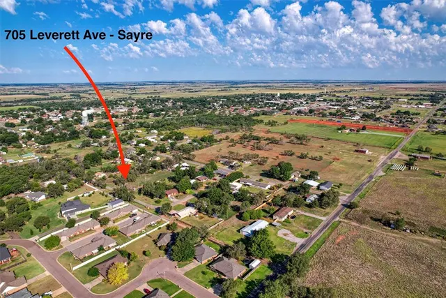 Photo 2 — 705 E Leverett Avenue, Sayre, OK 73662