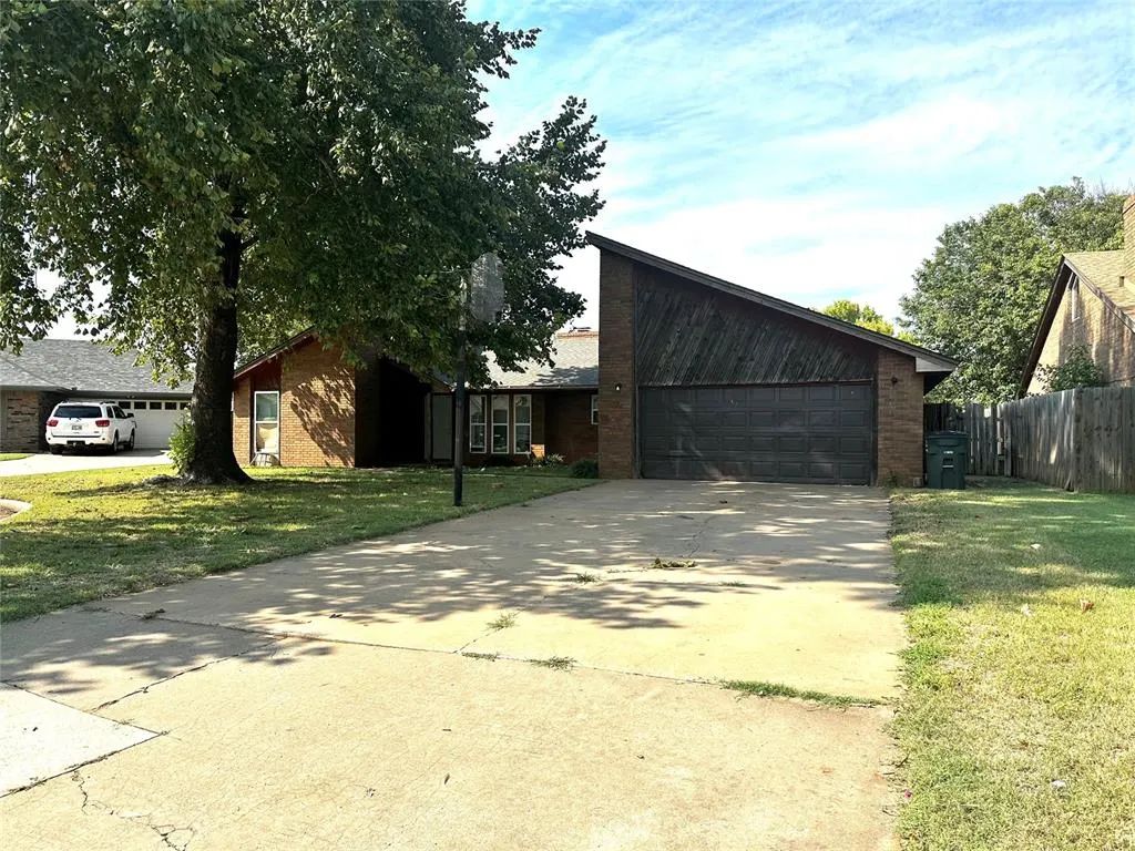 Photo 3 — 131 Regency Drive, Clinton, OK 73601
