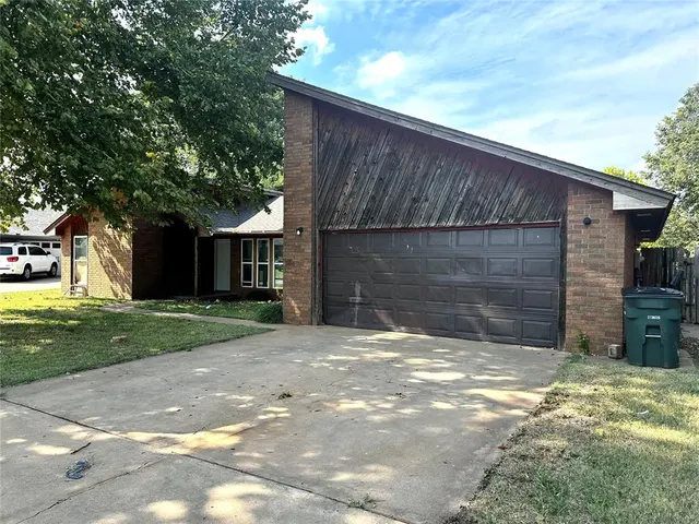 Photo 4 — 131 Regency Drive, Clinton, OK 73601