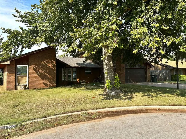 Photo 5 — 131 Regency Drive, Clinton, OK 73601
