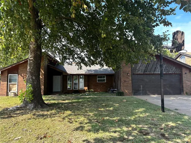 Photo 6 — 131 Regency Drive, Clinton, OK 73601