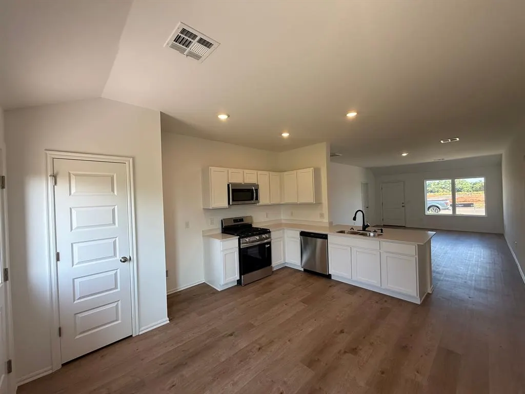 Photo 6 — 668 SW 11th Street, Newcastle, OK 73065
