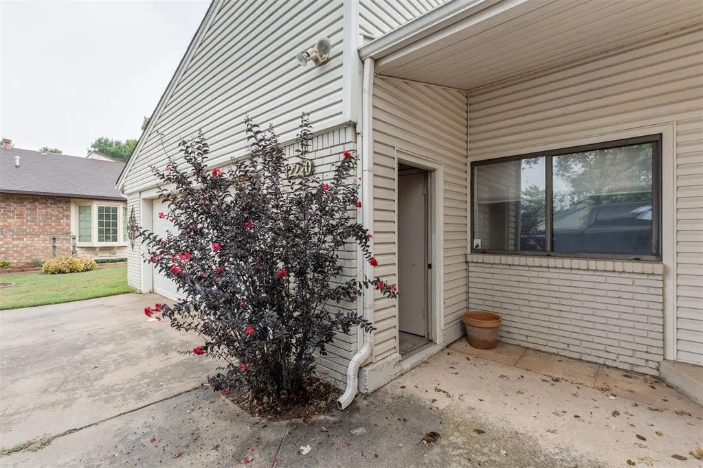 Photo 2 — 12220 Banyan Lane, Oklahoma City, OK 73162