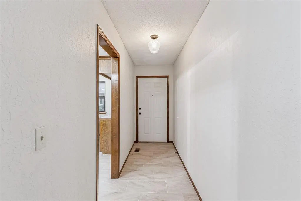 Photo 4 — 12220 Banyan Lane, Oklahoma City, OK 73162