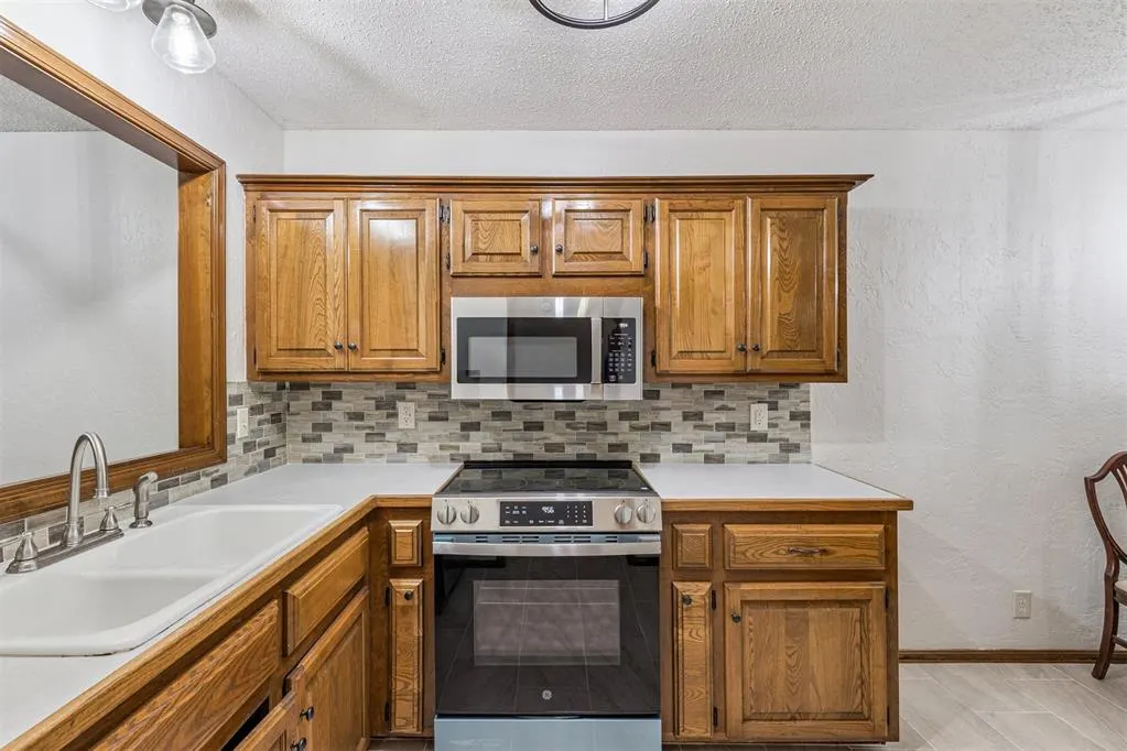 Photo 17 — 12220 Banyan Lane, Oklahoma City, OK 73162