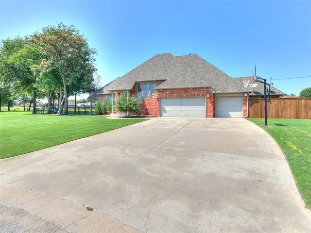 Photo 2 — 533 N Fonshill Avenue, Oklahoma City, OK 73117