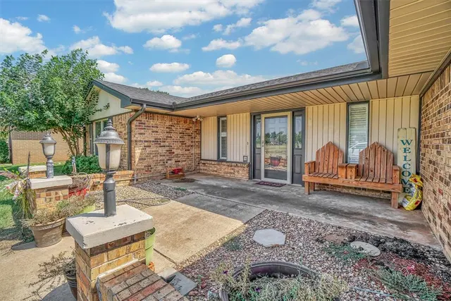 Photo 2 — 404 Sequoyah Lane, Altus, OK 73521