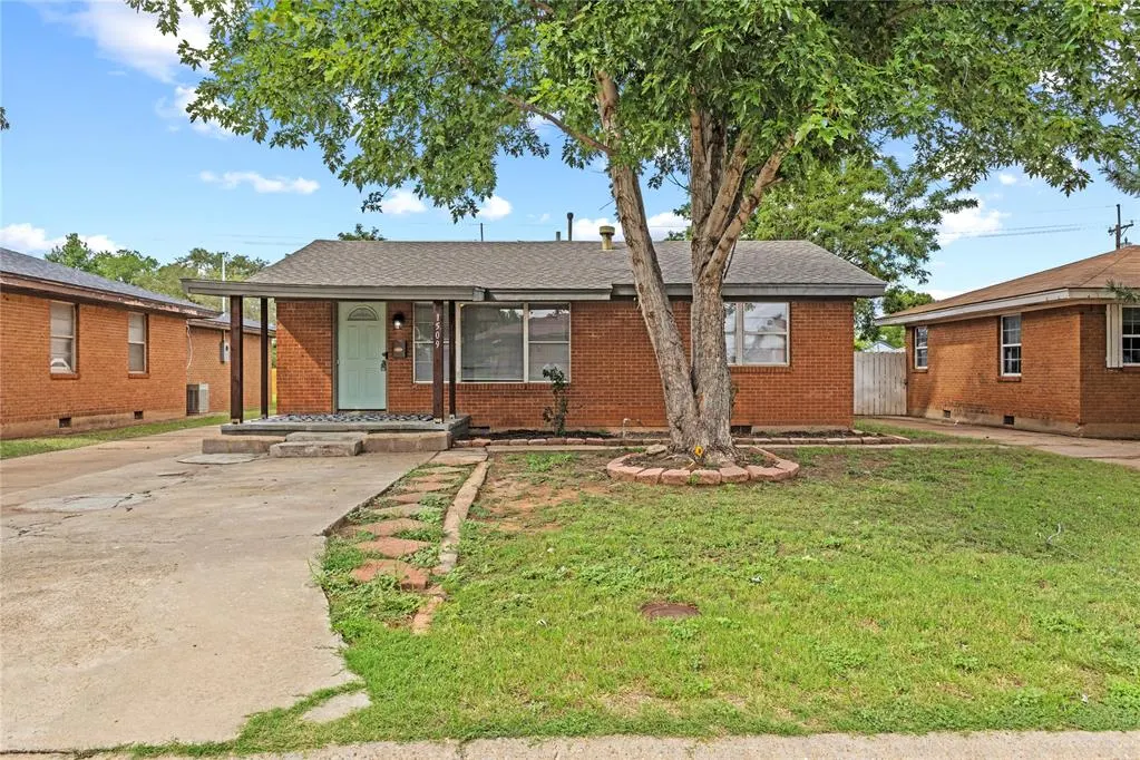 Front exterior — 1509 Orient Avenue, Clinton, OK 73601