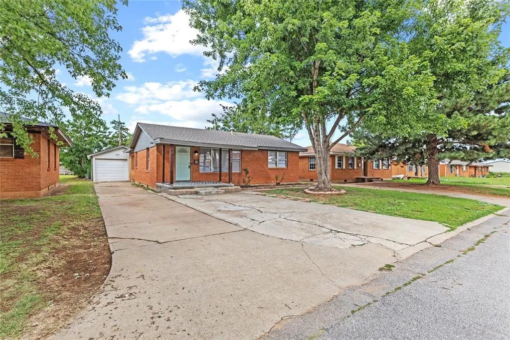 Photo 2 — 1509 Orient Avenue, Clinton, OK 73601