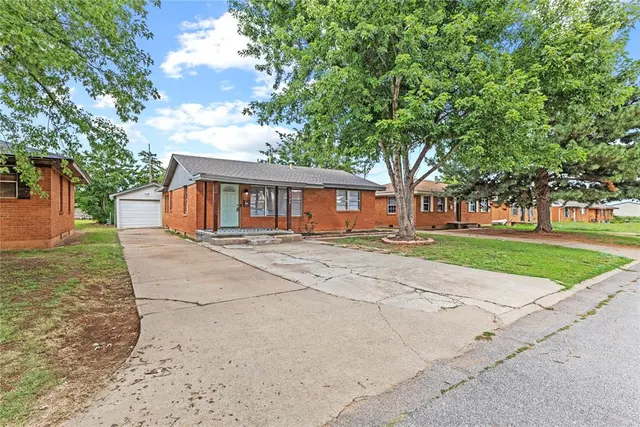 Photo 2 — 1509 Orient Avenue, Clinton, OK 73601
