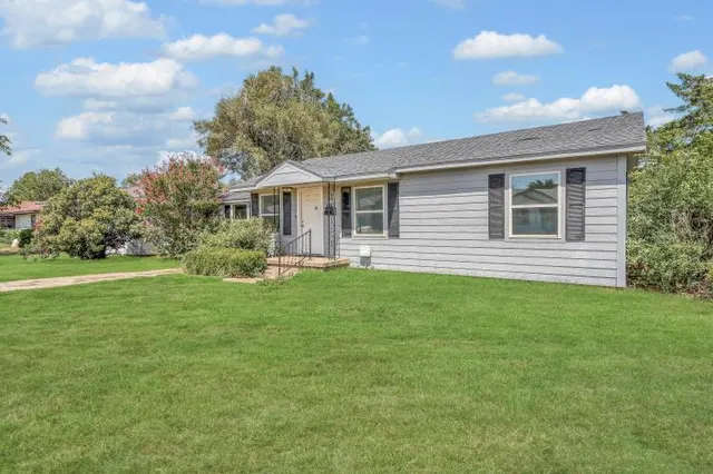 Photo 2 — 1217 E Cherry Street, Altus, OK 73521