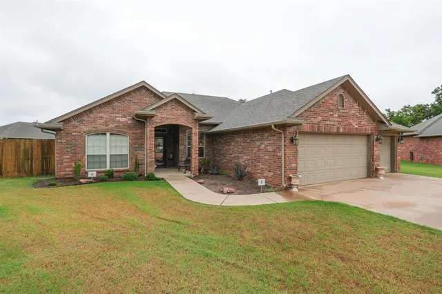 Front exterior — 2016 Brook Hollow, Shawnee, OK 74804