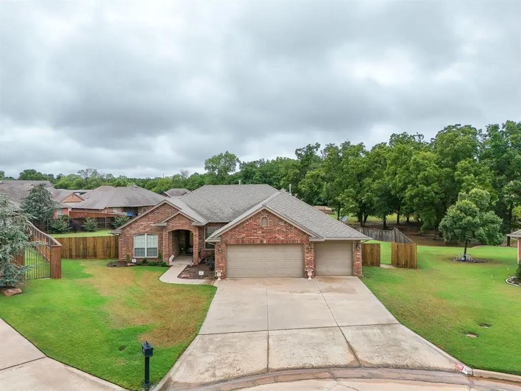 Photo 2 — 2016 Brook Hollow, Shawnee, OK 74804